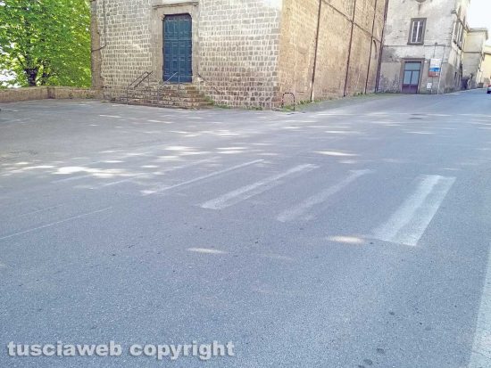 Montefiascone - L'attraversamento pedonale sulla Verentana all'altezza dell'ospedale