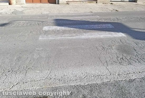 Montefiascone - Un attraversamento pedonale sulla Verentana alle Mosse