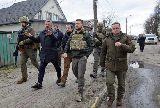 Zelensky in visita a Bucha
