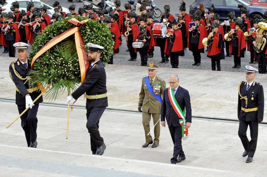 Roma - Il sindaco Roberto Gualtieri depone una corona di fiori al Milite Ignoto