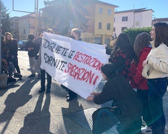 Montefiascone - Protesta degli studenti dell’istituto Carlo Alberto dalla Chiesa