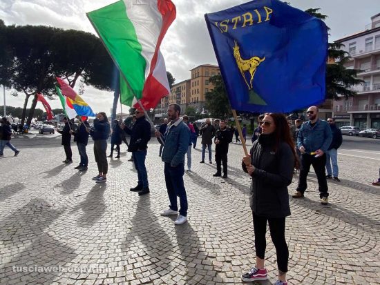 Viterbo - Casapound Italia in piazza dei caduti per contestare l’iniziativa dell’Anpi con lo storico Eric Gobetti sulle foibe