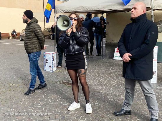 Viterbo - Casapound Italia in piazza dei caduti per contestare l’iniziativa dell’Anpi con lo storico Eric Gobetti sulle foibe