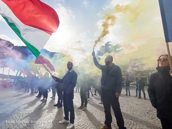 Viterbo - Casapound Italia in piazza dei caduti per contestare l’iniziativa dell’Anpi con lo storico Eric Gobetti sulle foibe