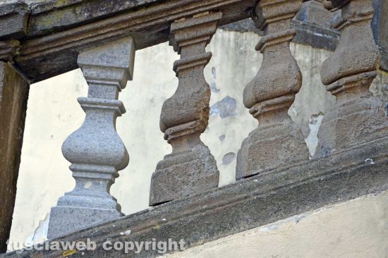Viterbo - Le colonnine "finte" della balaustra di Santa Maria del Poggio