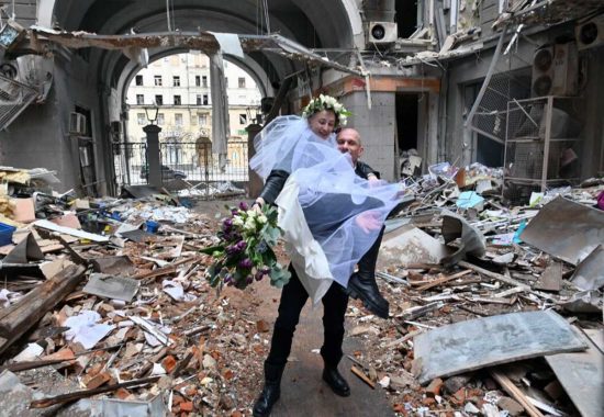Guerra in Ucraina - Sposi tra le macerie