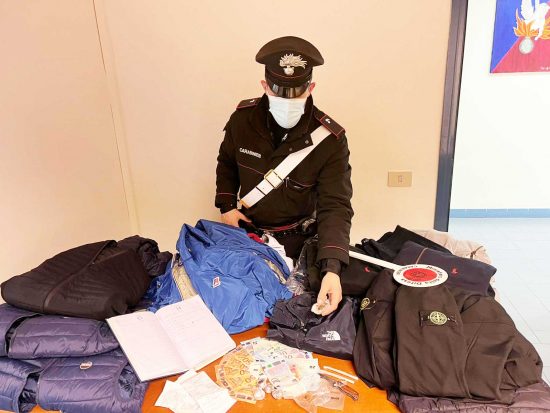 Rieti - Trovato con 50 grammi di hashish e capi d’abbigliamento contraffatti