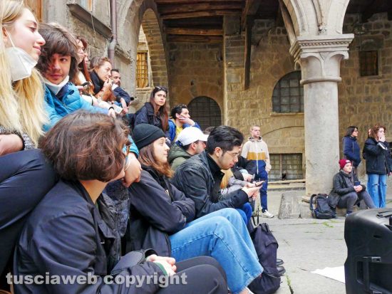 Viterbo - La manifestazione dei Giovani democratici a piazza San Pellegrino