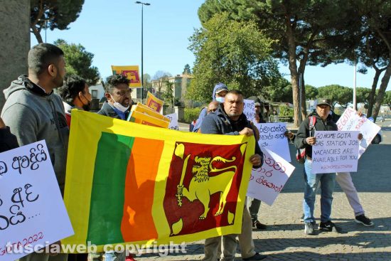 Viterbo - La manifestazione della comunità srilankse contro il presidente Gotabaya Rajapaksa