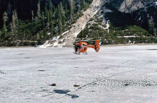 Lago di Braies ghiacciato