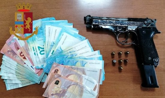 Napoli - La pistola utilizzata per la rapina