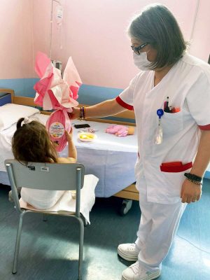 Viterbo - Il Rotary club consegna uova al reparto Pediatria di Belcolle