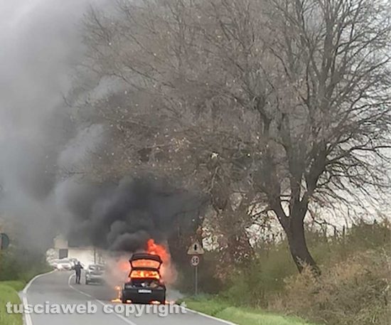 Nepi - Auto in fiamme sulla Cimina