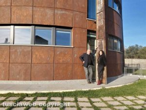 Viterbo - Silvio Cappelli e Barbara Bastianini accanto all'ex gasometro dell'officina del gas