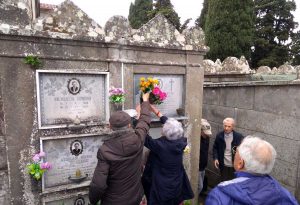 Cristina Calistri di fronte alla tomba del padre