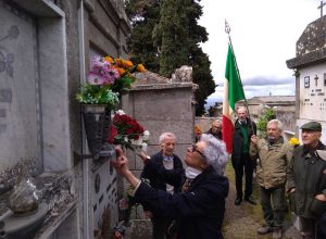 Cristina Calistri di fronte alla tomba del padre