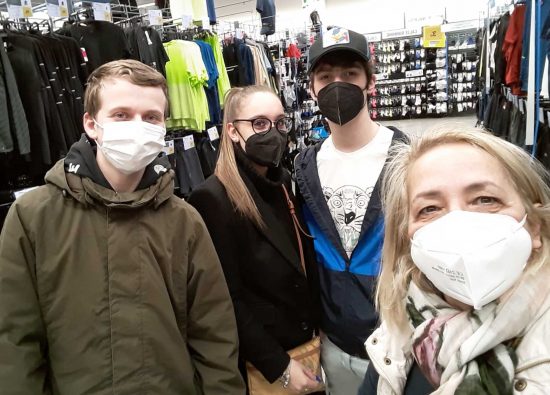Viterbo - Egor, Giada Conti, Francesco Gasbarri, Alessandra Croci comprano le scarpe donate dopo la colletta 