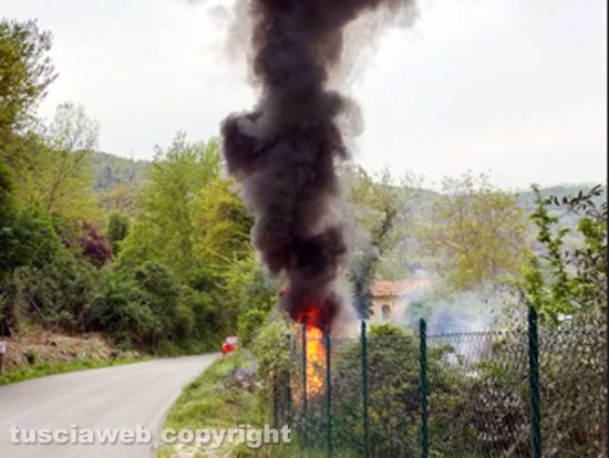 Orte Scalo - Incendio di sterpaglie lungo la provinciale