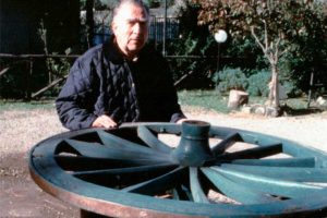 Il facocchio Fulvio Cappelli con una ruota di carro sulla cavalletta rotonda