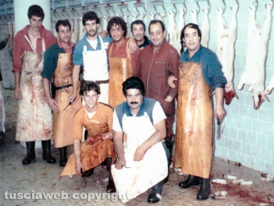 Viterbo - Fine anni ’80 - Gruppo di addetti alla macellazione nel nuovo stabilimento sito in località Ferento