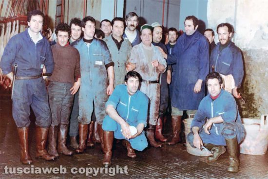 Viterbo - Primi anni ’80 - Gruppo di addetti alla macellazione nello stabilimento di Via Faul