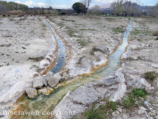 Viterbo - Il Bullicame - In basso a sinistra i massi che impediscono il passaggio dell'acqua