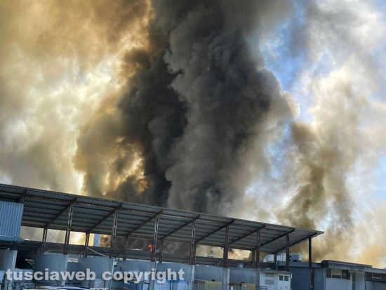 Gallese - Incendio in una fabbrica di sanitari