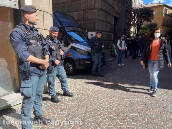 Viterbo - La polizia in via Saffi