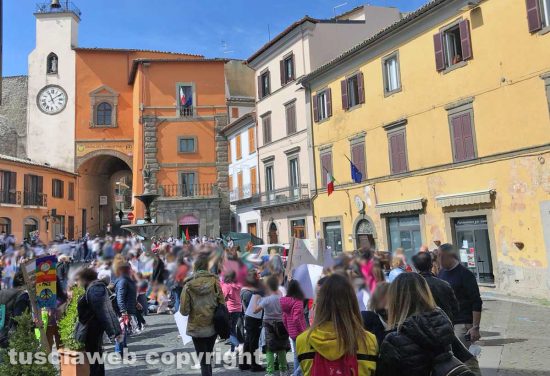 Montefiascone - Il corteo per la pace degli alunni dell'istituto comprensivo Anna Molinaro