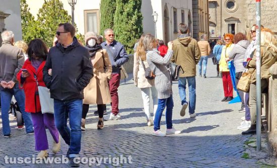 Viterbo - Turisti in centro a Pasquetta