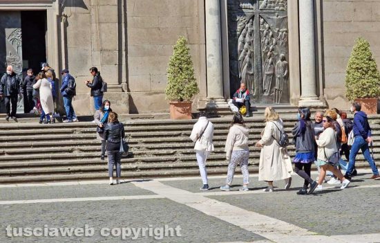 Viterbo - Turisti in centro a Pasquetta