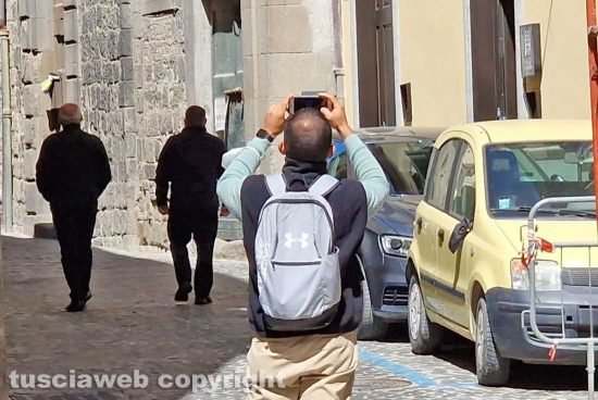 Viterbo - Turisti in centro a Pasquetta