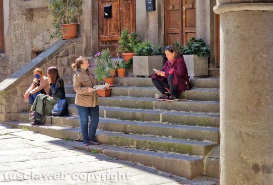 Viterbo - Turisti in centro a Pasquetta