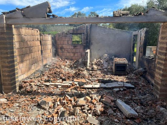 Tessennano - A fuoco casa di campagna