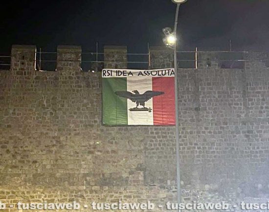 Viterbo -La bandiera della Repubblica sociale italiana sulle mura della città per il 25 aprile