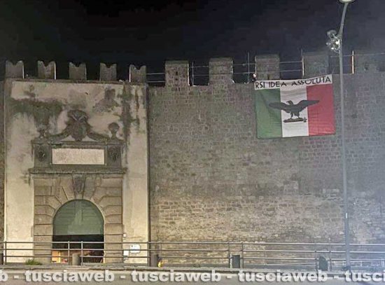 Viterbo -La bandiera della Repubblica sociale italiana sulle mura della città per il 25 aprile