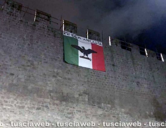 Viterbo -La bandiera della Repubblica sociale italiana sulle mura della città per il 25 aprile