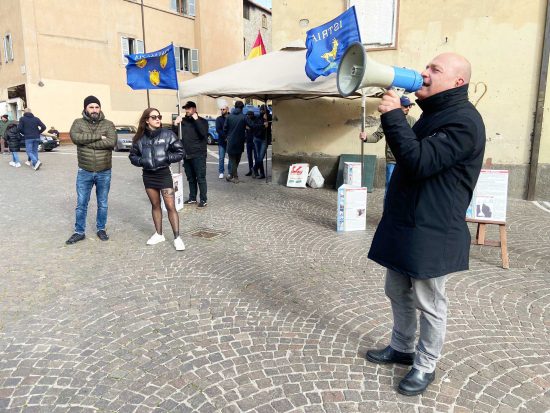 Viterbo - Casapound Italia in piazza dei caduti per contestare l’iniziativa dell’Anpi con lo storico Eric Gobetti sulle foibe