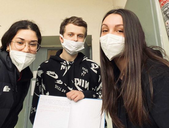 Viterbo - Egor riceve in regalo un quaderno con una frase in lingua ucraina