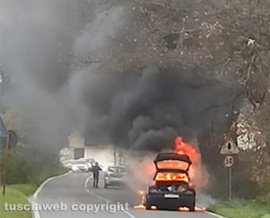Nepi - Auto in fiamme sulla Cimina