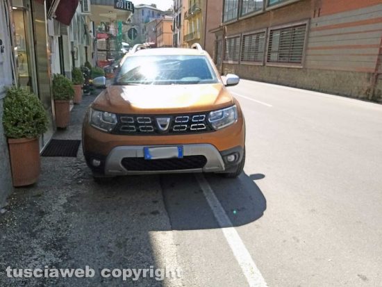 Montefiascone - I parcheggi "selvaggi" in via Dante Alighieri