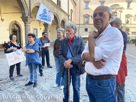 Viterbo - Manifestazione del comitato Non ce la beviamo contro la privatizzazione dell'acqua