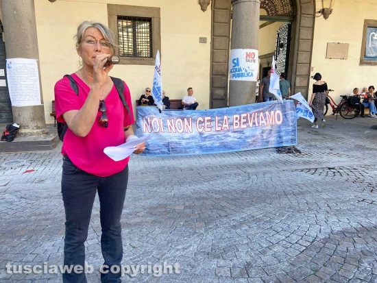 Viterbo - Manifestazione del comitato Non ce la beviamo contro la privatizzazione dell'acqua 