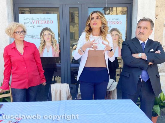 Viterbo - La candidata a sindaco Alessandra Troncarelli, il consigliere regionale Enrico Panunzi e l'ex consigliera Lina Delle Monache all'inaugurazione della sede del comitato a San Martino