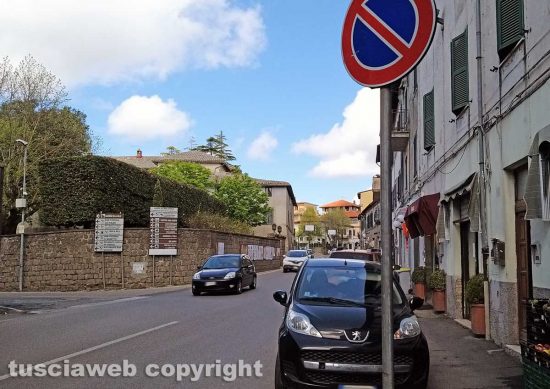 Montefiascone - I parcheggi "selvaggi" in via Dante Alighieri