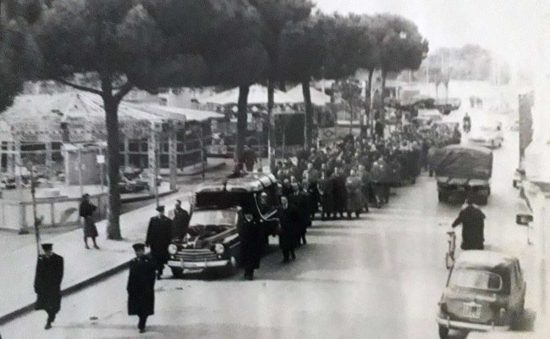 Viterbo - Le giostre di piazzale Gramsci sullo sfondo di un corteo funebre 
