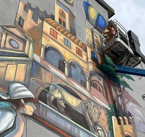 Viterbo - Alessandra Carloni al Pilastro mentre lavora al murale di S. Rosa
