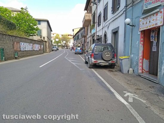 Montefiascone - I parcheggi "selvaggi" in via Dante Alighieri