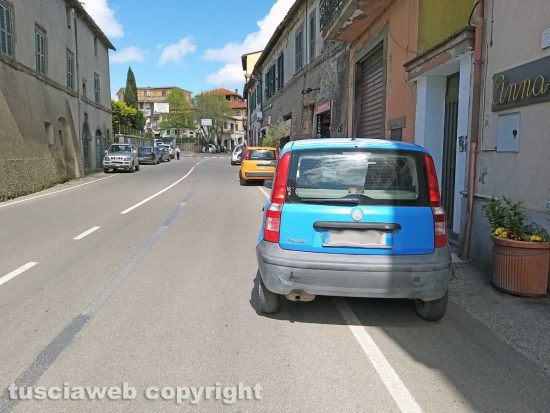 Montefiascone - I parcheggi "selvaggi" in via Dante Alighieri