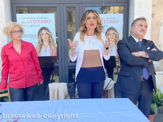 Viterbo - La candidata a sindaco Alessandra Troncarelli, il consigliere regionale Enrico Panunzi e l'ex consigliera Lina Delle Monache all'inaugurazione della sede del comitato a San Martino 